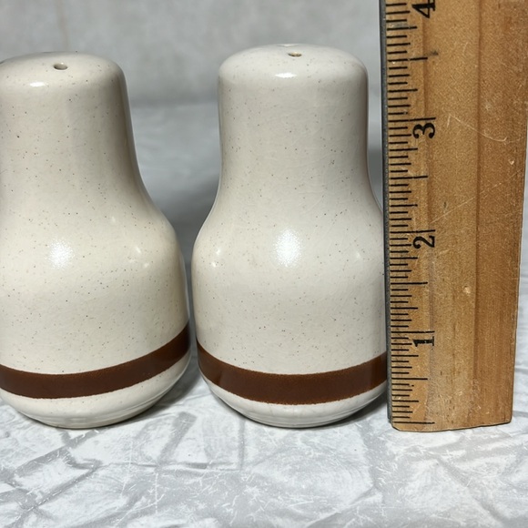Mcm salt and pepper shakers made in Japan stoneware with brown stripe no stopper - Picture 4 of 6